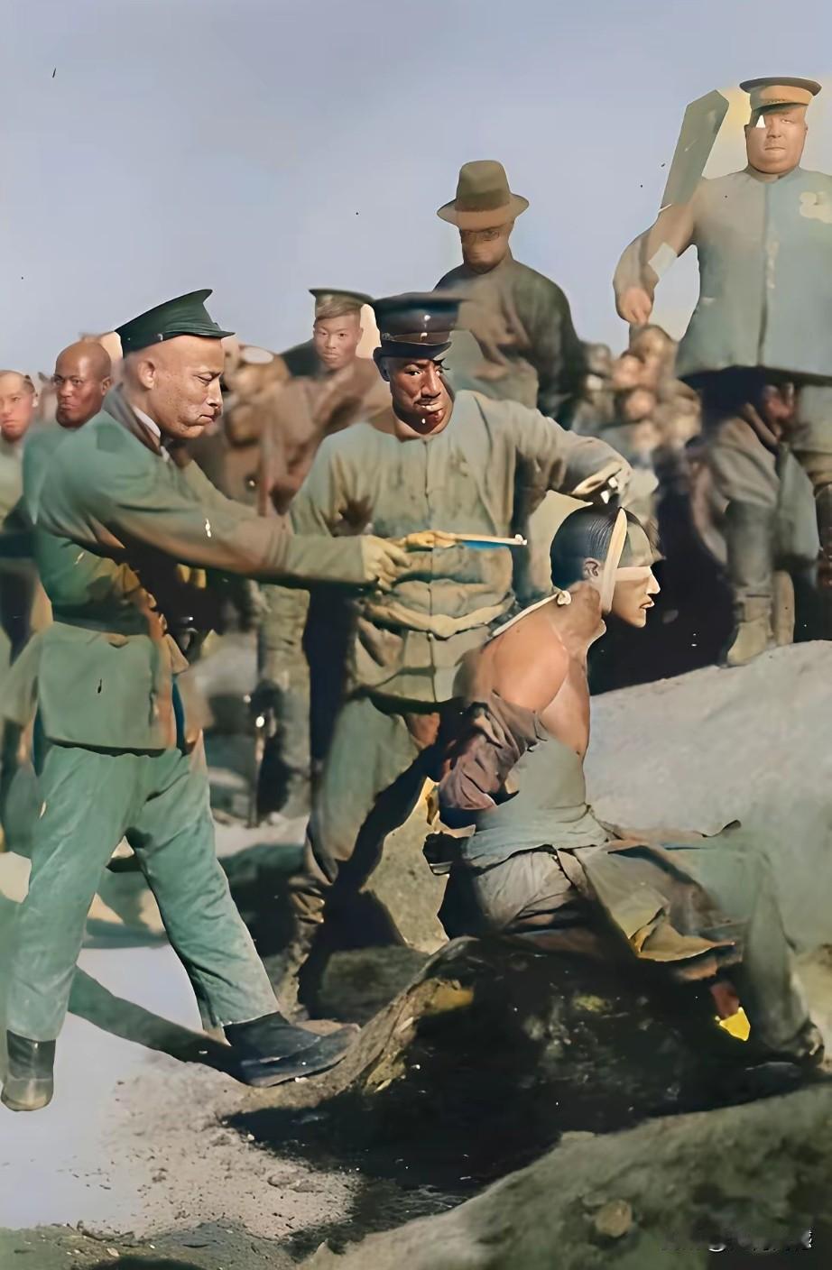 老照片被修复之后，看着更加的震撼，画面中的情景，看来不像是影视剧中的桥段，应该是