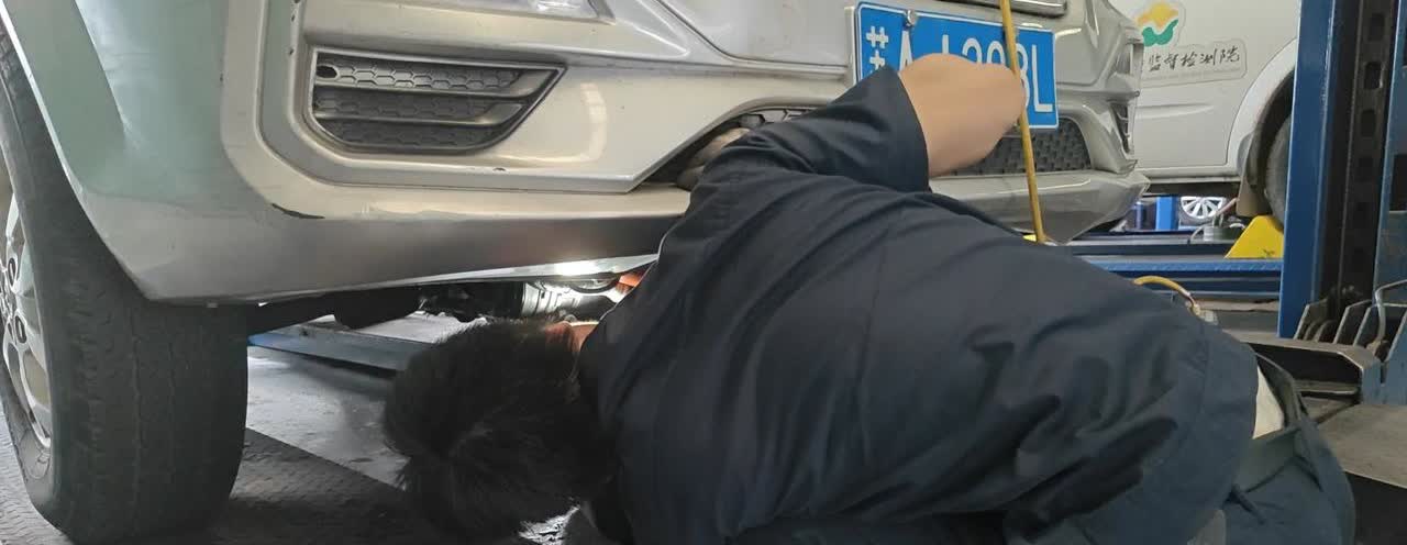 传统修理厂的未来今天把公司的车送到指定的修理厂去维修，空调不制冷，氟利昂