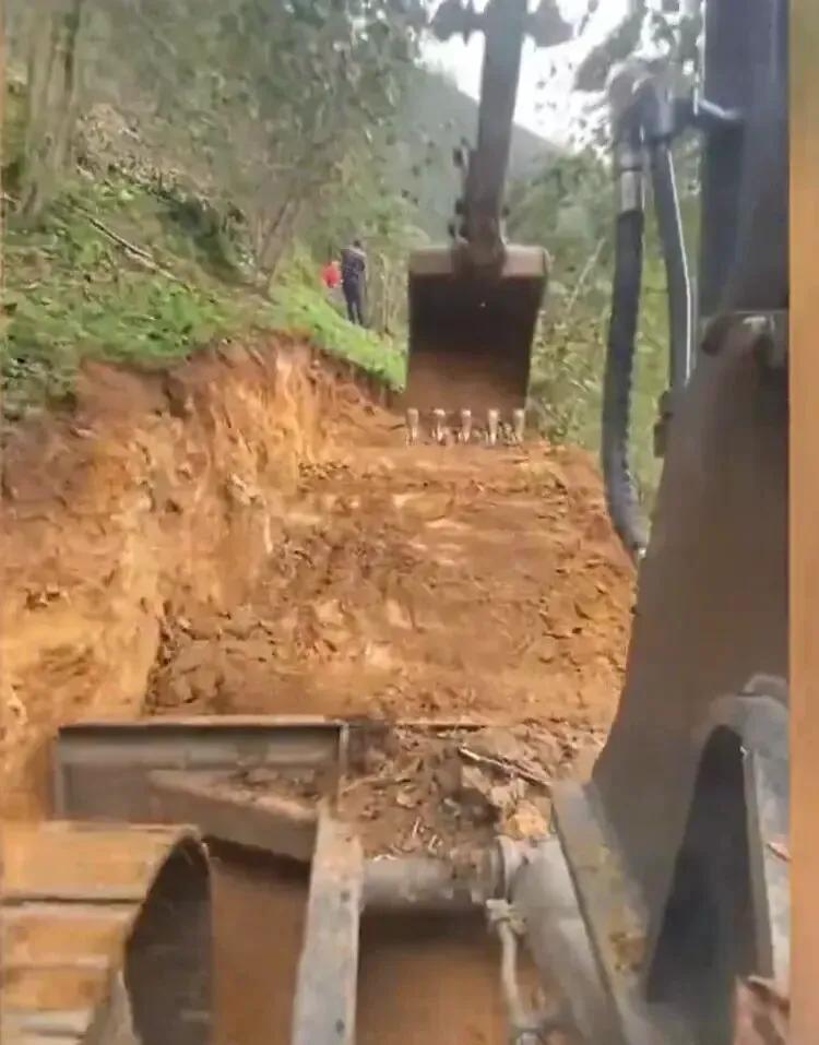 “这下好心办了坏事？”广东乐昌，两位村民为了重修山上的庵堂，自掏腰包挖了条山路，