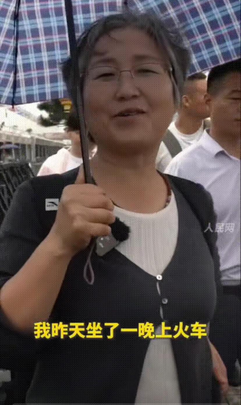 北部战区海军舰艇开放日，多少人冲着舰艇去看热闹，河南这位阿姨却连夜坐火车赶来