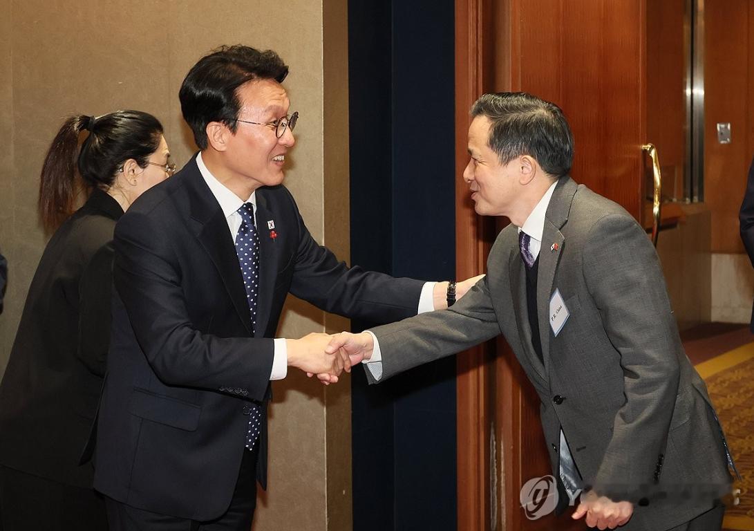 12月3日，韩联社网站专门发了一张照片，配文是“韩总理与中国大使”。我专门去查