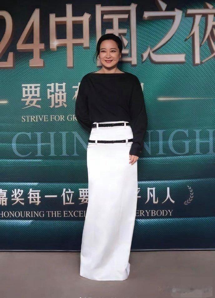 贾玲美得突破新高度啦！精心打扮后简直像换了个人，型女范十足，又美又飒，这状态说她24岁我都信！​