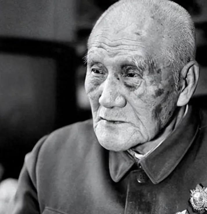 1941年延安，毛主席去食堂时，一个人拎着削尖的木棍朝毛主席后脑勺刺去，千