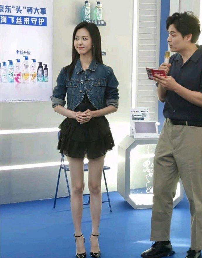 原相机直出的陈都灵，颜值还过得去，腿真的好纤细。这要让鲁迅看到，肯定又要说像一个