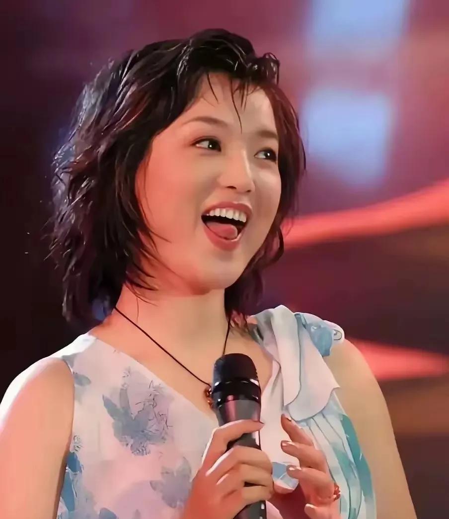 白雪很漂亮，像白雪公主一样美丽！特别有气质的女人，浑身散发着迷人的魅力，妥妥的女