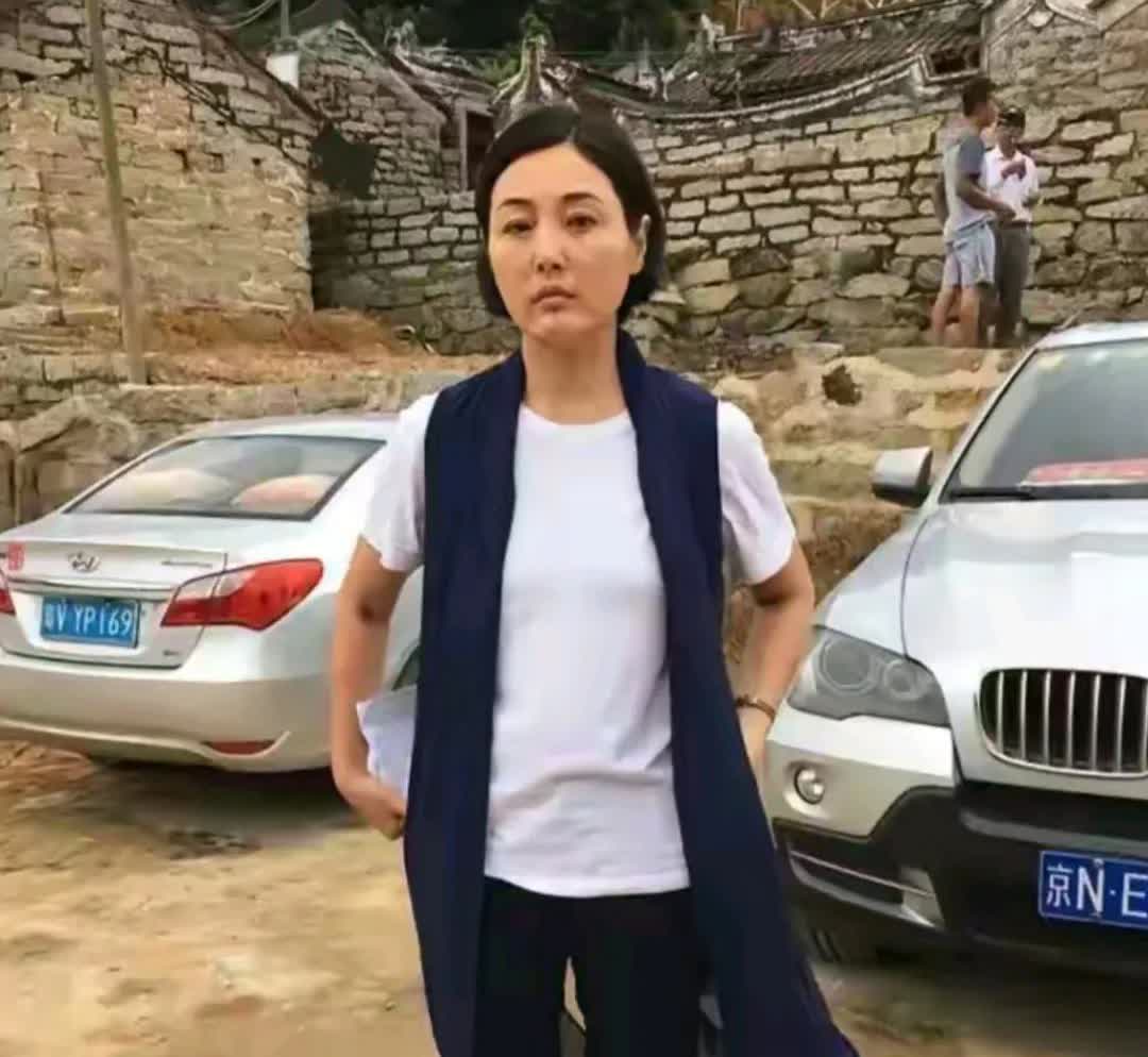 久未露面的男人婆张延面色发黄，肌肤松弛，鼻孔外露，眼角耷拉，双目无神，看上去几乎