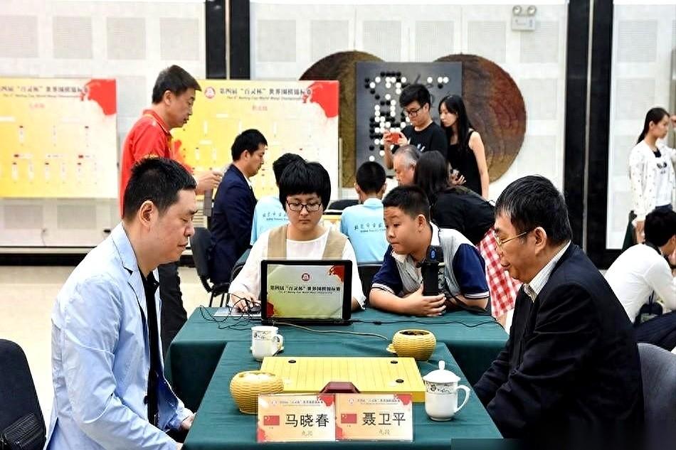 聂卫平的追悼会，挽联高挂，一片肃穆，老对手马晓春没来。人没到场，一篇五千字的长