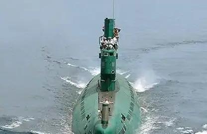 1996年9月，一艘朝鲜潜艇搁浅在韩国东海岸，闻讯后，4万名韩国军警倾巢而出。猎