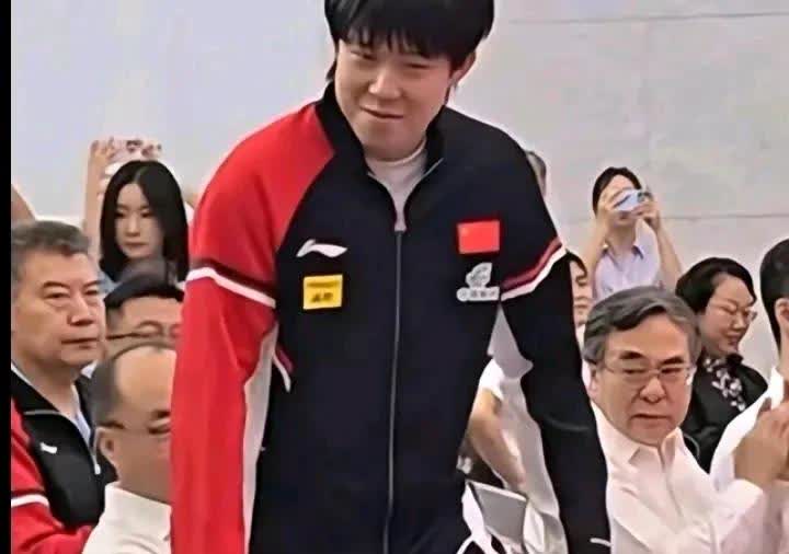 头哥：到我上场了！听到主持人叫自己的名字，头哥迅速站起来，但是你这摇晃的身体还有