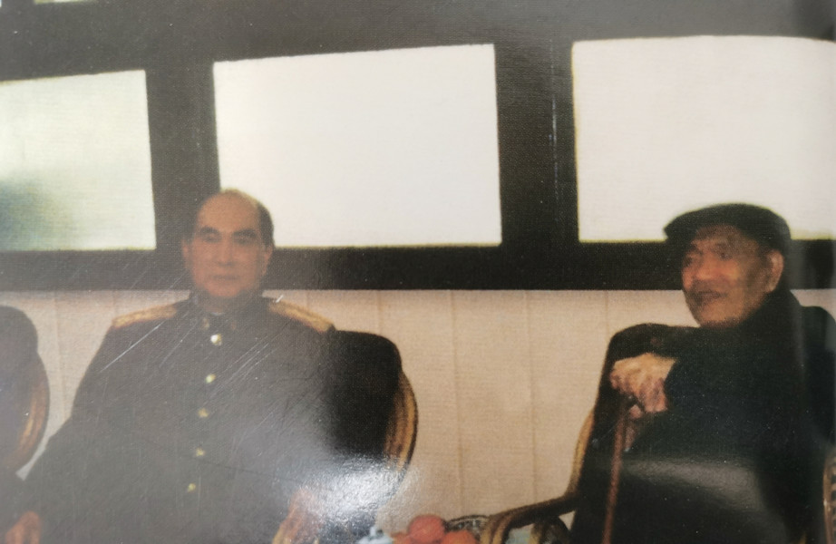 第一张照片是1996年，军委副主席张万年去看望老首长尤太忠上将时的照片。198