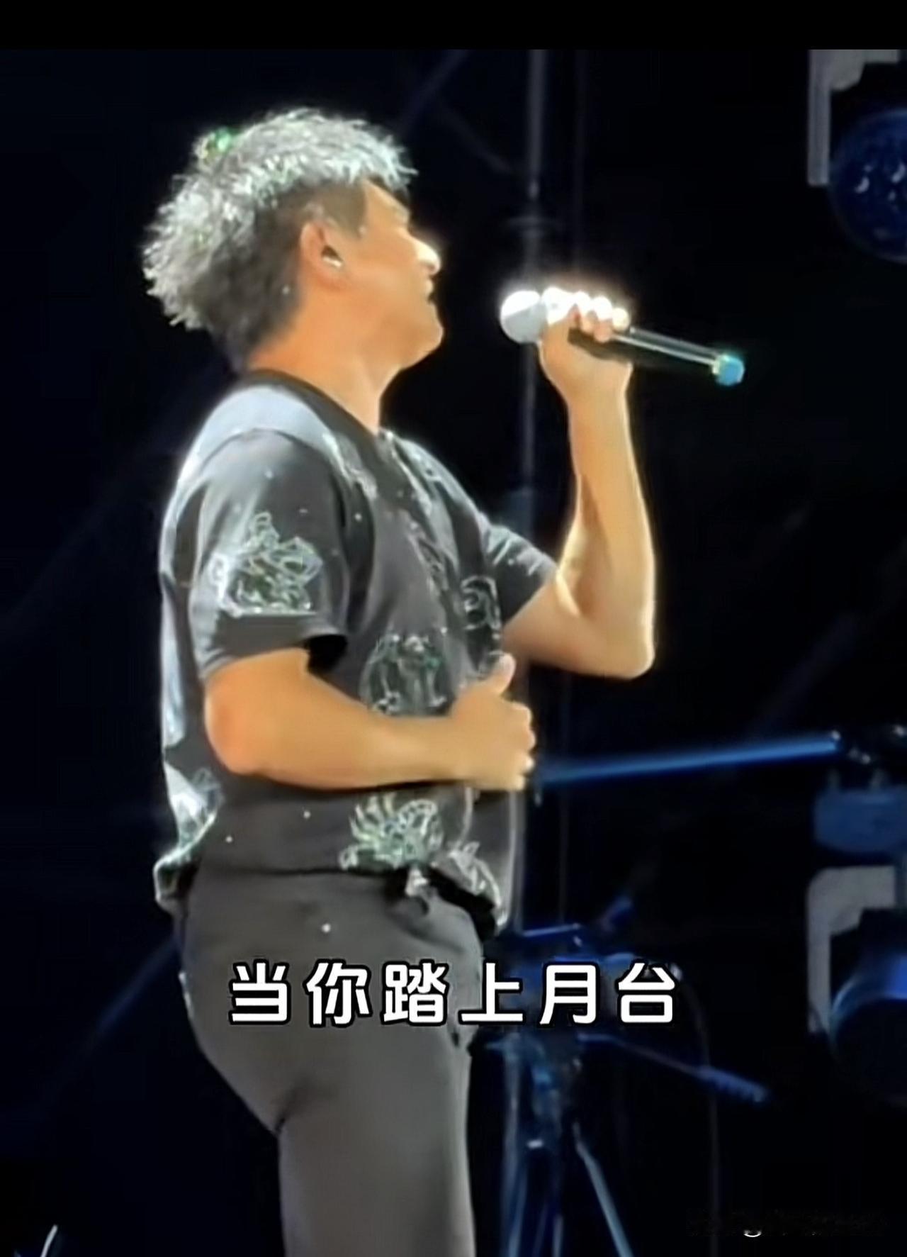 很多网友喊话刘诗诗，给老公吴奇隆买一条裤子吧，身上的紧身裤，赶紧换掉吧，真的不好