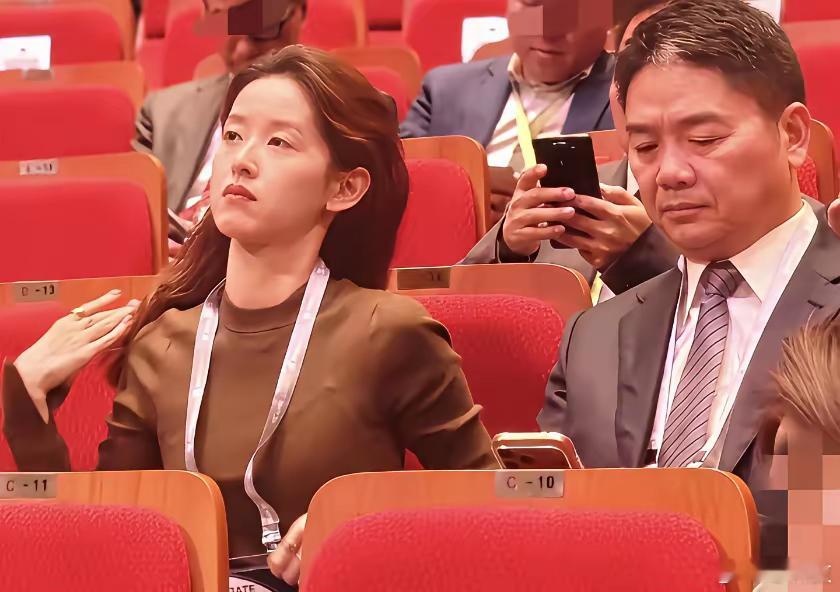 笑死了,现在的人脑洞是挺大的，章泽天以后表情管理要到位一点，东哥莫名躺枪。​​