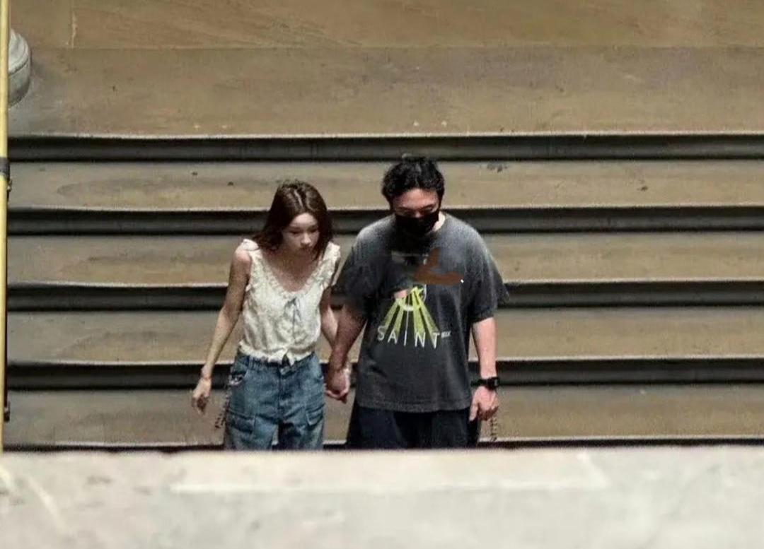 王思聪带网红女友出游，两人在英国伦敦街头被网友拍到十指紧扣的照片，画面中，王思聪