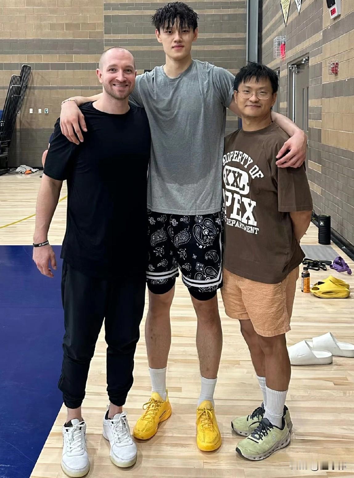 好消息！曾凡博现在已经恢复健康，将会跟随篮网队进行训练，争取拿到双向合同！最