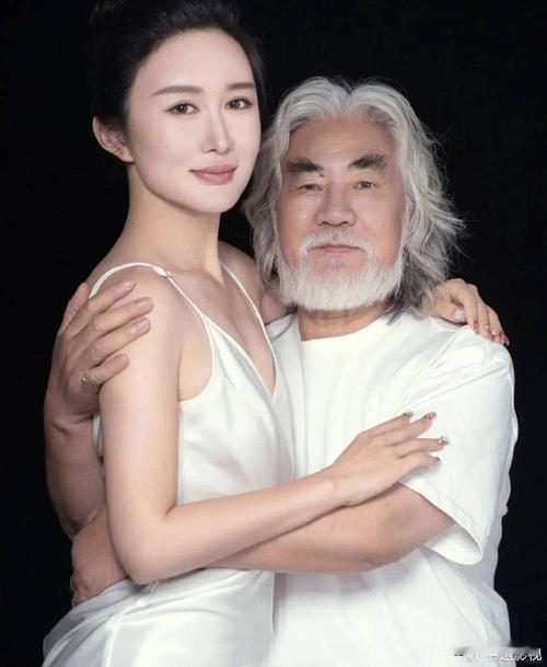 75岁张纪中，妻子44岁计划备孕第五胎近日，75岁的张纪中和44岁妻子杜星