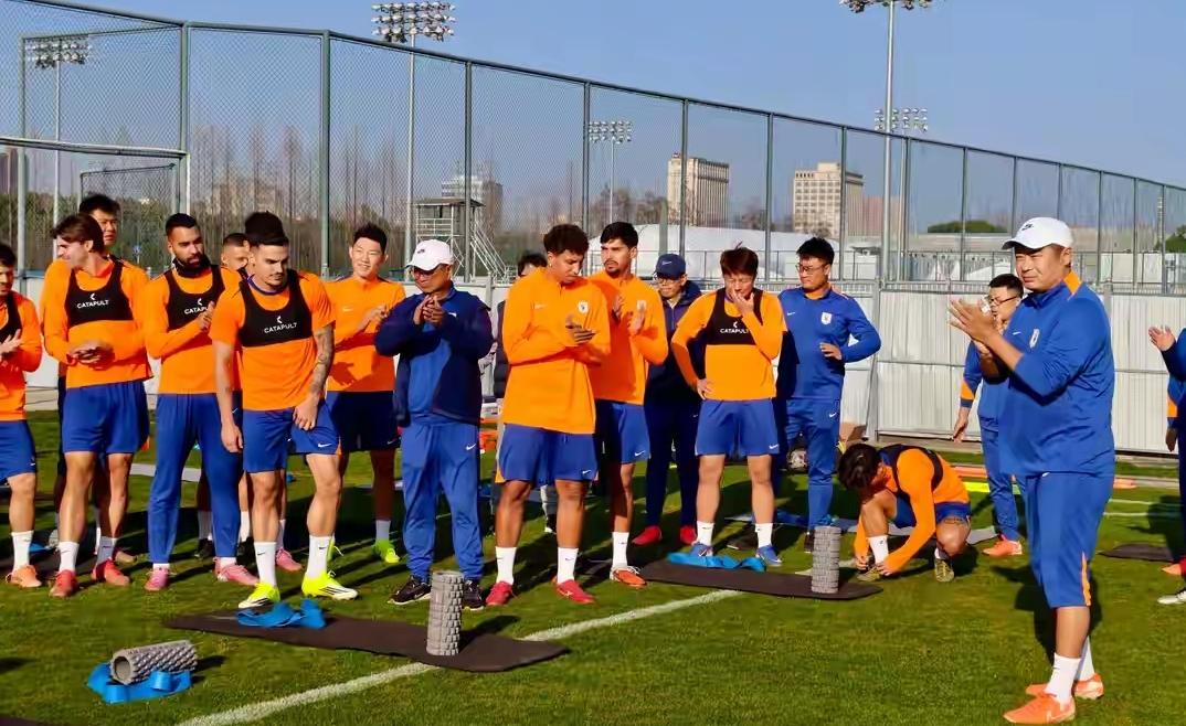 新赛季保三争一的山东泰山队，热身赛3胜2平6负。据知名足球解说员袁甲等媒体人透