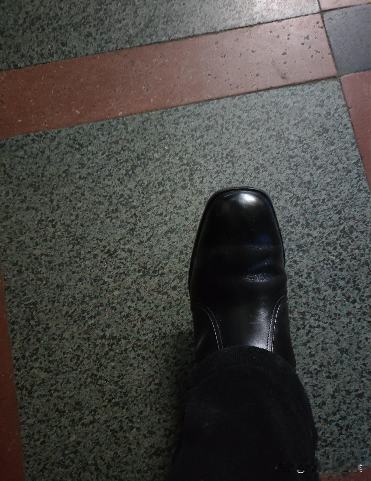 最近半年身体欠佳，想锻炼身体，又懒得动，于是我决定绑沙袋走路。找不到沙袋，找到