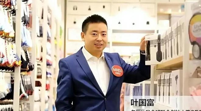 2022年，国内这家企业，当众悬挂日本国旗，店内禁止播放中文歌曲，把中国旗袍说成