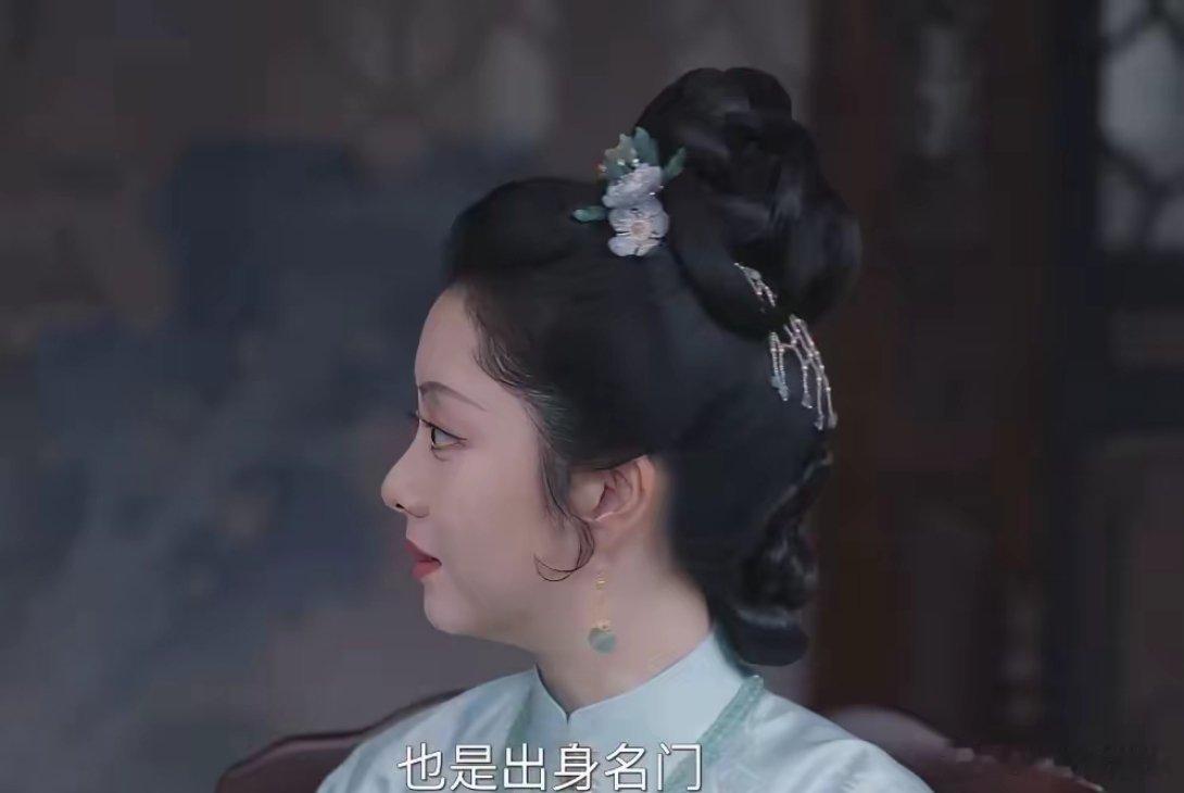 谭松韵这个侧脸确实让人有点吃亏啊难怪据说原著作者都不满下巴后缩，鼻梁不高，整个侧