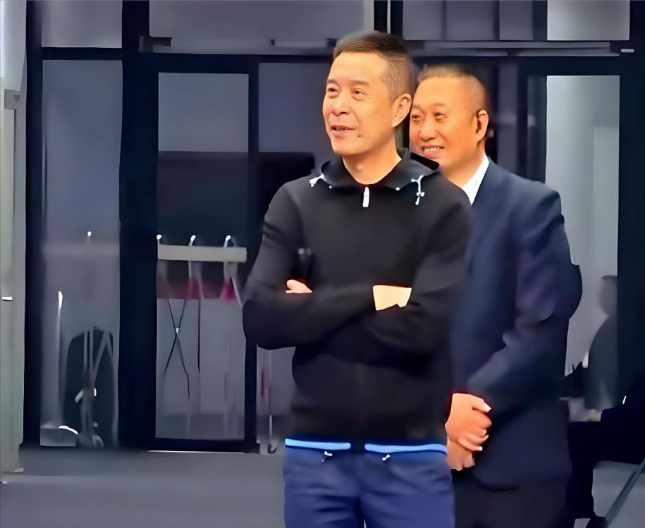 陈海涛随队观赛！今天早上，广东男篮球员们先是坐大巴车去虎门车站，随后坐着高铁前
