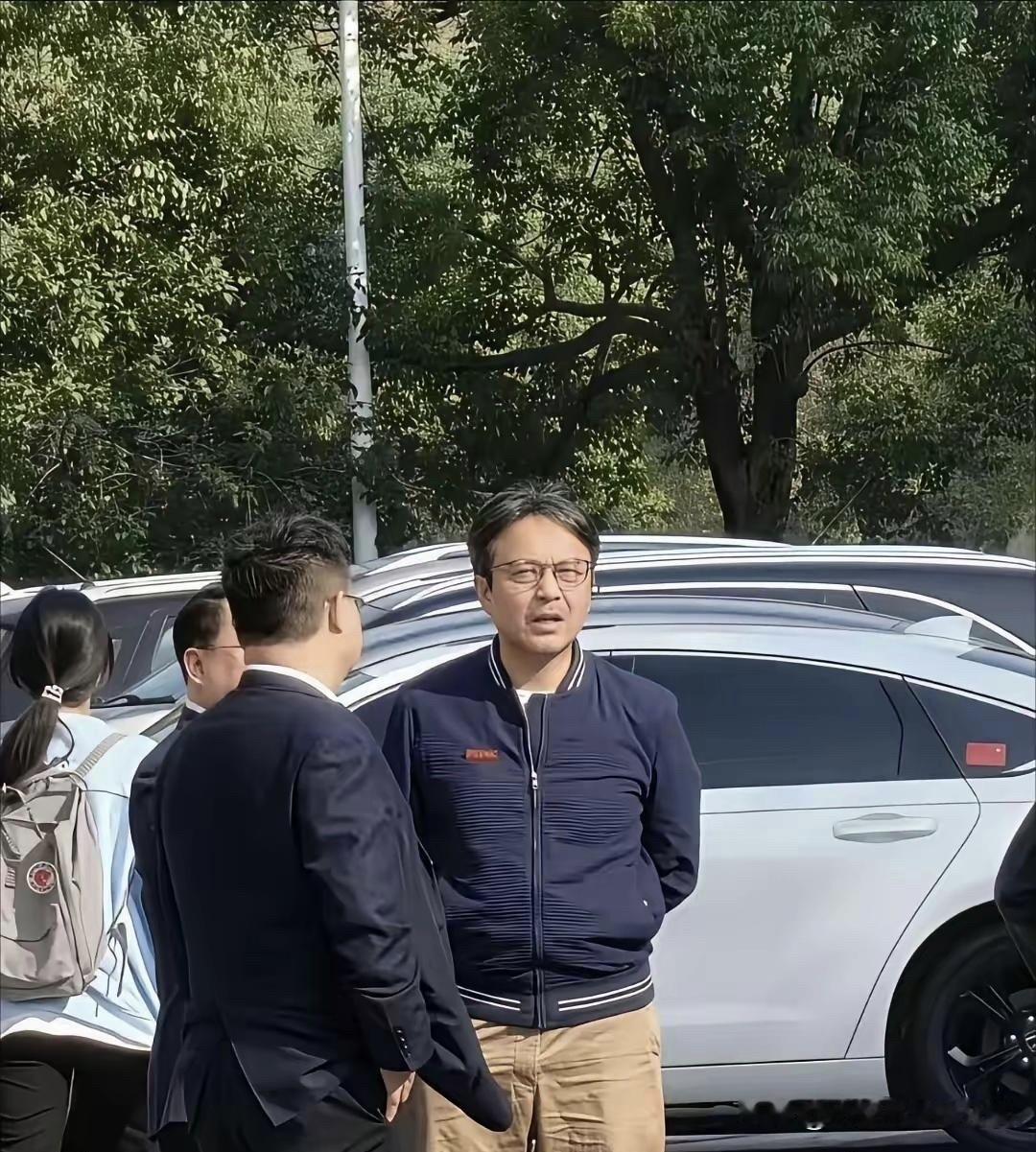 这是哪个大明星啊，手背在后面像大领导一样，有人能认出这一个头发有点白的男士是谁吗