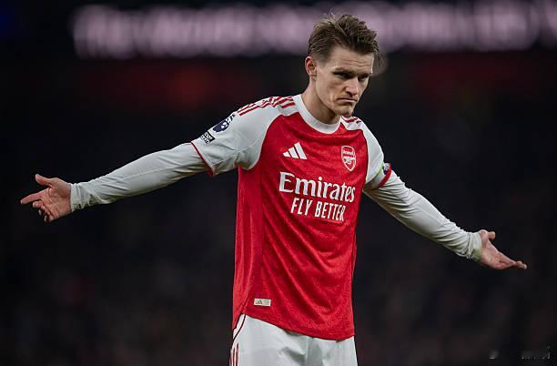 阿森纳2比3曼联祖比门迪失误，姆贝莫扳平的时候，阿森纳球员还在安慰祖比门迪，并