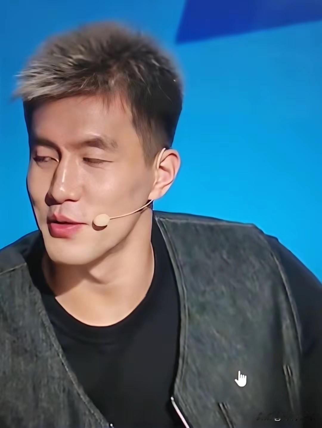 男篮决赛很无聊：郭艾伦搞笑解说是球迷看下去的唯一理由！堪称决赛MVP！郭艾伦