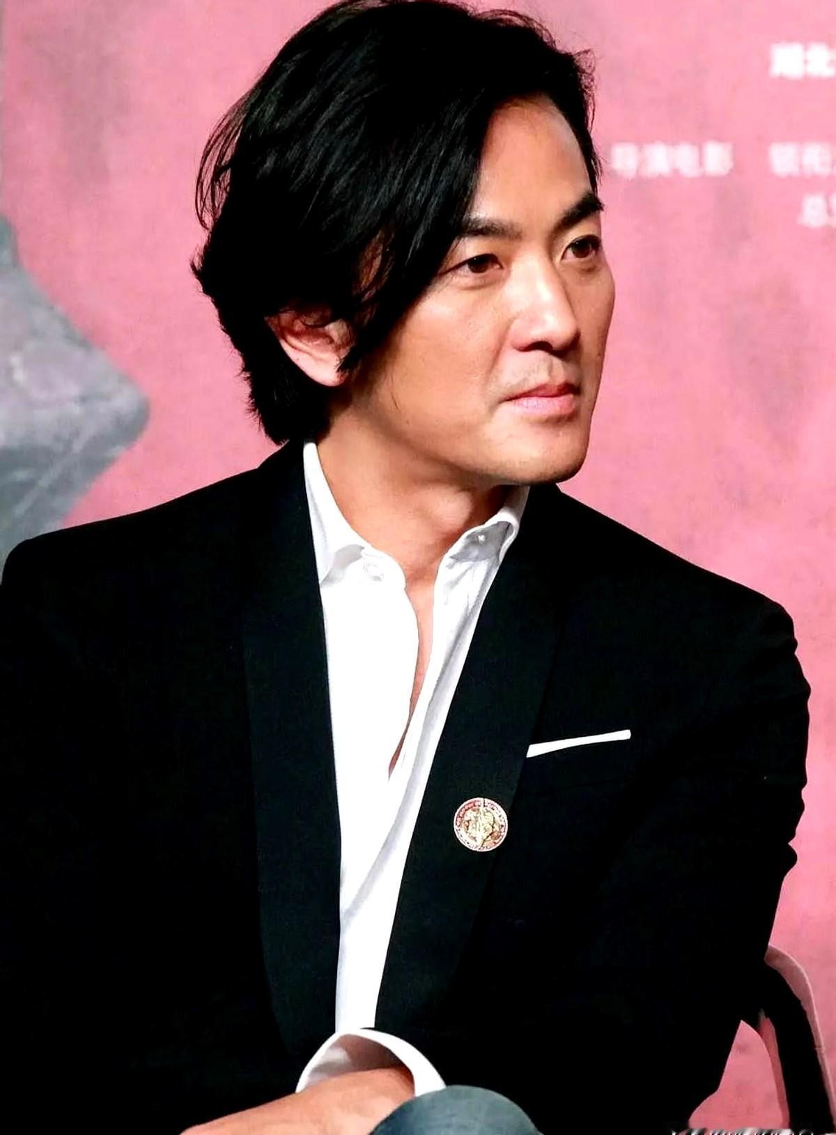 一个决定，却意外暴露了郑伊健的底线。他前阵子投资失败，快60岁的人又出来跑巡演