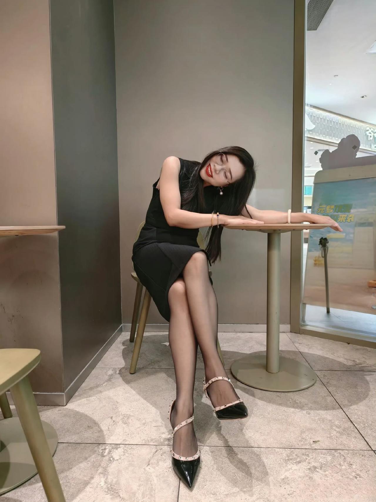 这套是“简约高级的轻熟风”穿搭，细节设计让基础款不单调：-单品选了黑色无