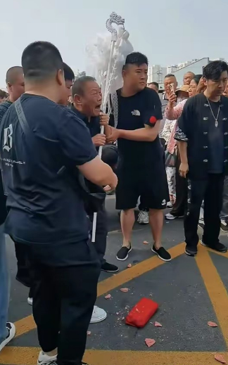 整场葬礼最高潮的部分！杨老三哭得最凶，好几回都像要晕过去似的，可没见杨议掉泪。
