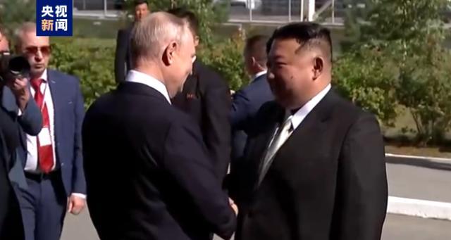 金正恩站位比较靠前，看到旁边是普京，主动让普京排在前面，他排在普京后面。这个镜