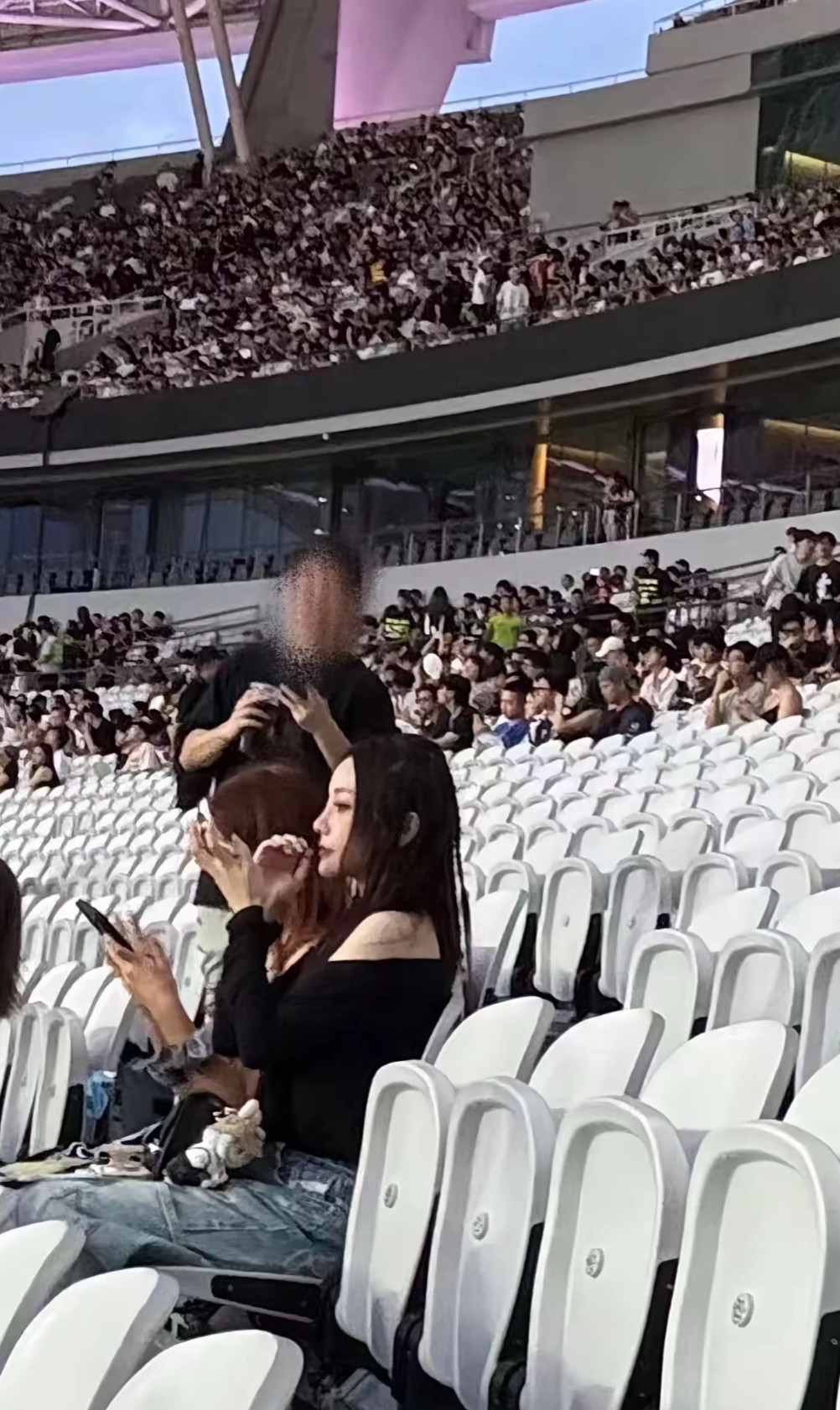 ye退票李小璐现身Kanye演唱会，她才是真正的嘻哈女王，这么多年了，她依旧热