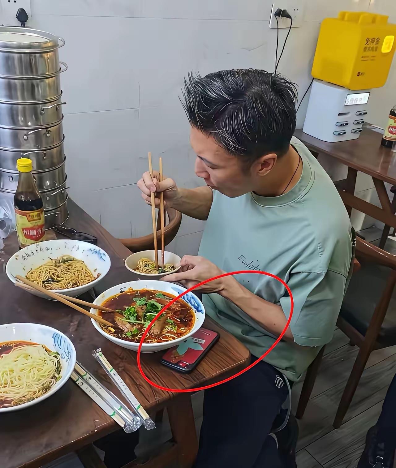发现没，谢霆锋这次在重庆又火出圈了！10月8日，他在重庆演唱会后去吃重庆小面，被