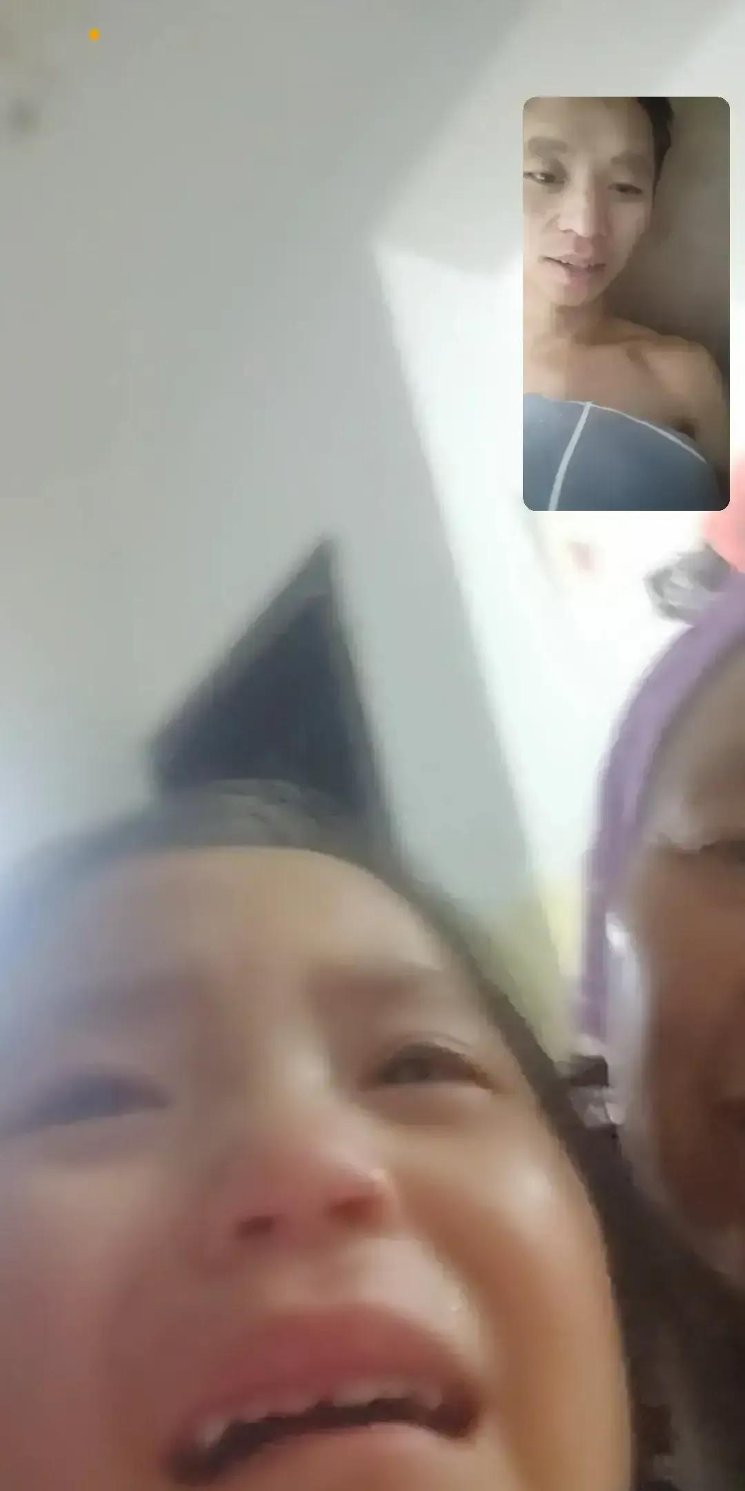 昨天路过披萨店，孩子盯着橱窗不走，一小份标价九十八。我脱口而出太贵，他当场坐地