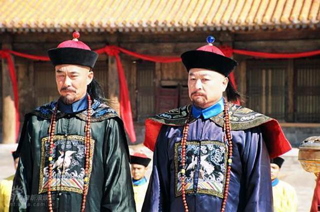 清代官场上有很多荒唐人和荒唐事，甚至有些事简直令人难以置信。嘉庆二年，内务府郎