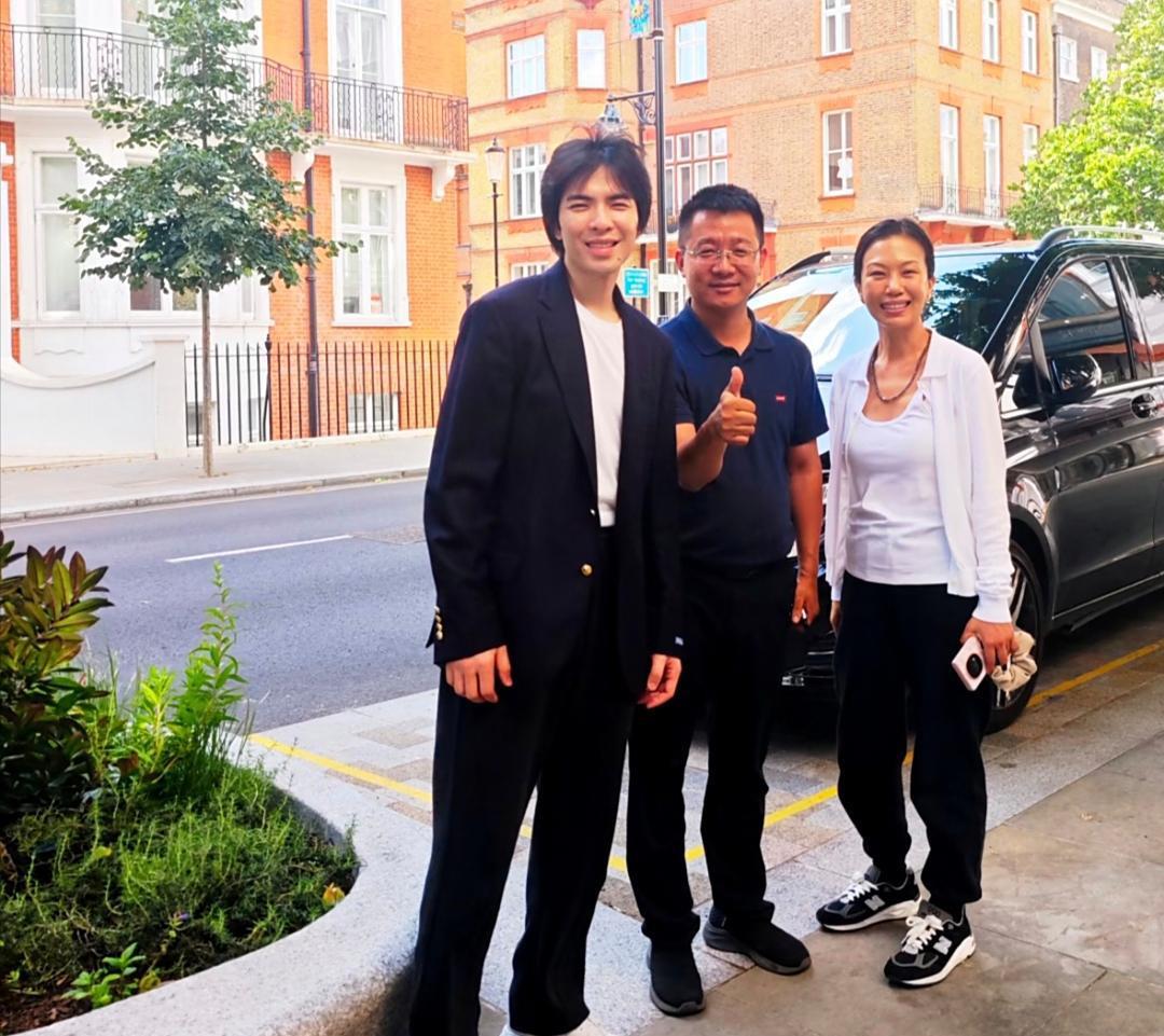 萧敬腾和老婆林有慧到街边苍蝇馆吃牛排面，两人年龄相差14岁，但看着好恩爱，林有慧