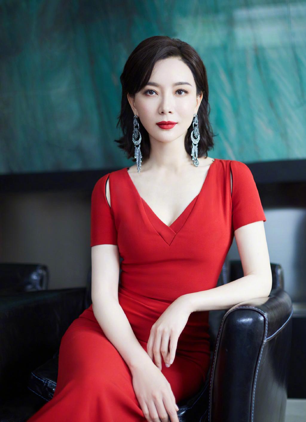 2018年，雷佳音和陈数在拍电视剧《和平饭店》中有一段深情吻戏，雷佳音问她：“数