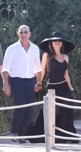 这个女人从嘴到屁股都是假的，能医美的地方哪块也不放过，但就是有人喜欢。两口子除