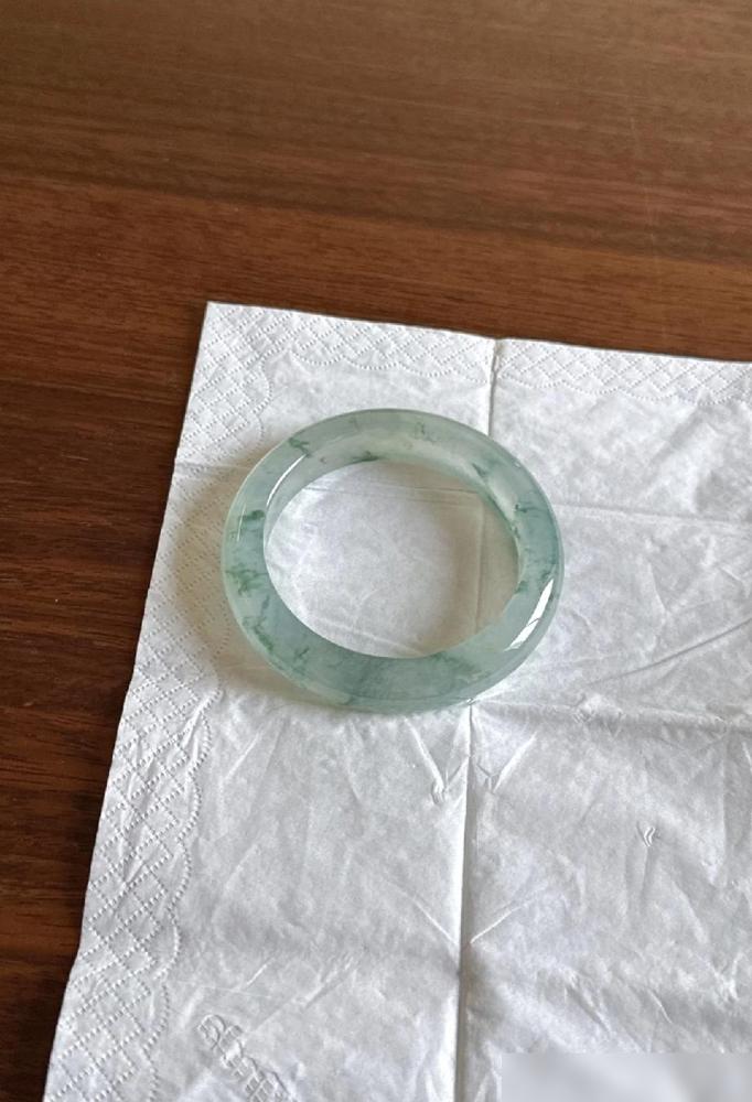 好无语，买了不敢戴。。。为了心心念念的镯子，和老公特地跑去平洲拿下，结果第二天戴