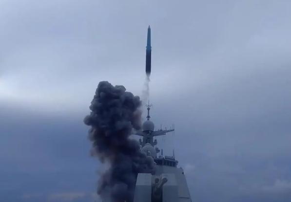 会不会伤到美国了？美航母刚进南海，中国052D就首次公布实射鹰击20。