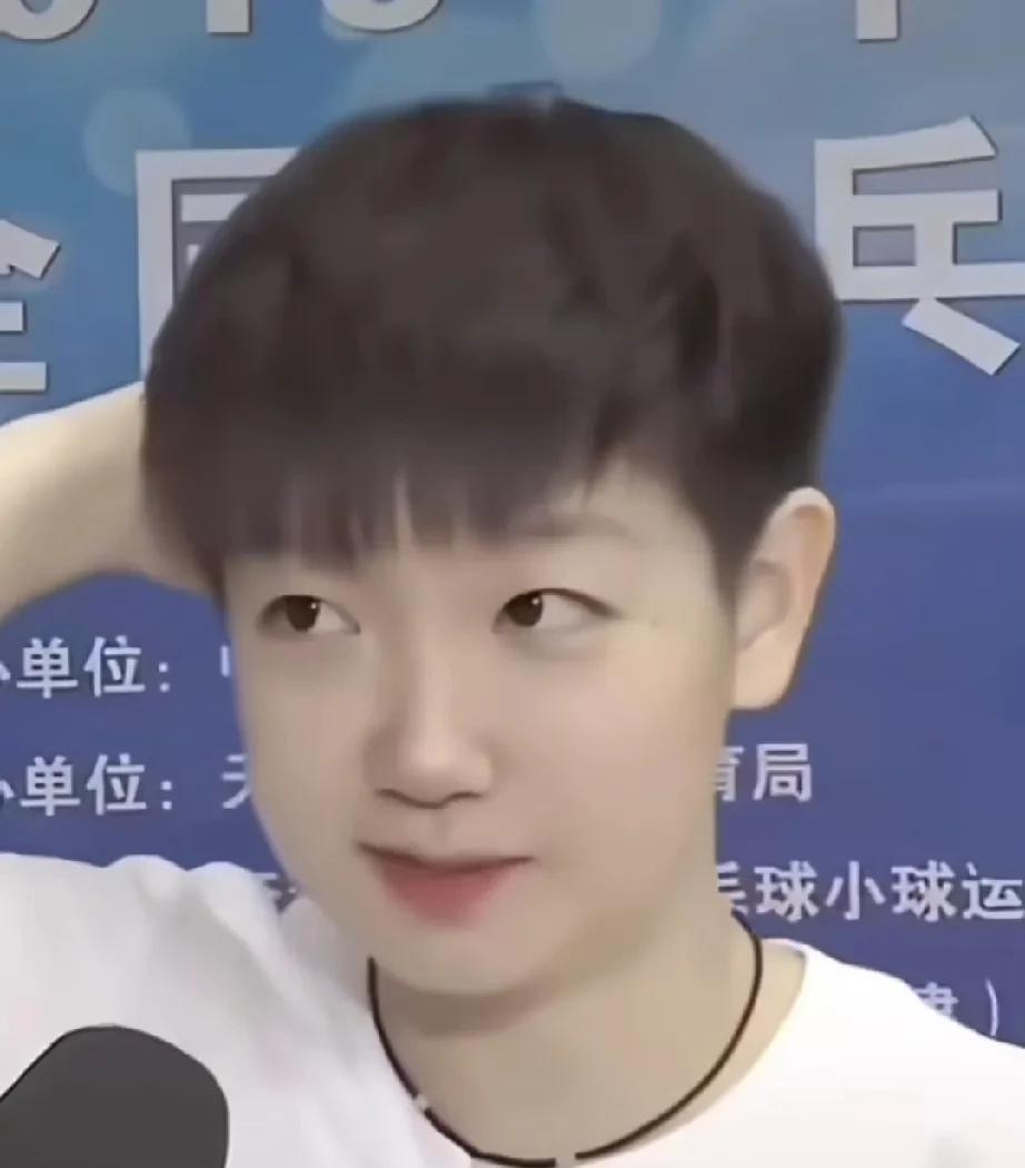 看幼莎的采访录像！白白的，软软糯糯的一小人，看着这时的莎莎想起一句她曾说过的一