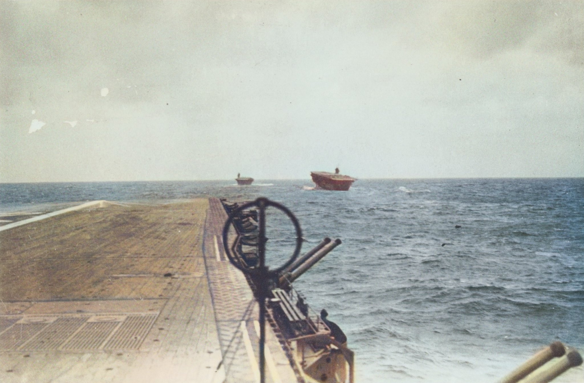 偷袭珍珠港行动中，在瑞鹤号眺望赤城和加贺号