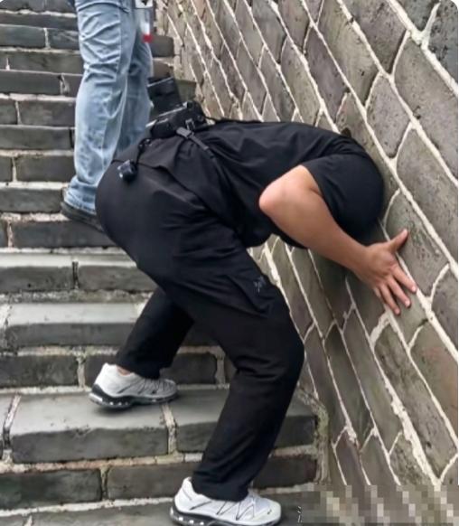 一觉醒来，长城上这一幕，网友评论直接看乐了。国庆小长假，奇葩的事情也很多。这不，