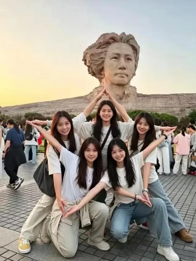 重庆有五个二十来岁的女孩，相约从重庆出发，专程来到长沙橘子洲头，五个人一起站定，