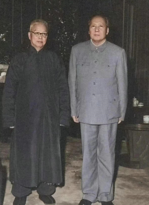 毛主席与恩师的一张合影，你知道他是谁吗建国初有张珍贵合影，王季范着长衫德高望