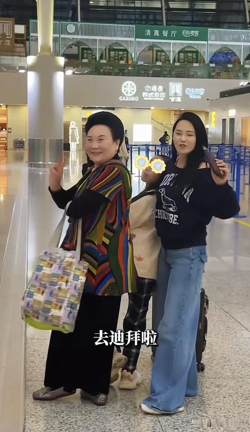 伊能静全家去迪拜旅游，一家五口出门，一家三口加上公公婆婆一行五个人，伊能静说，今