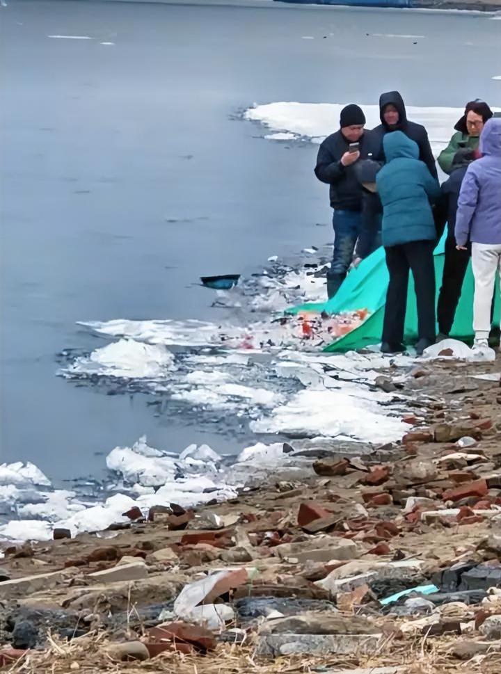 前脚放生，后脚捕捞大军入场，一群鱼在江里仅仅洗了个澡。近期一网友在江边遇到一