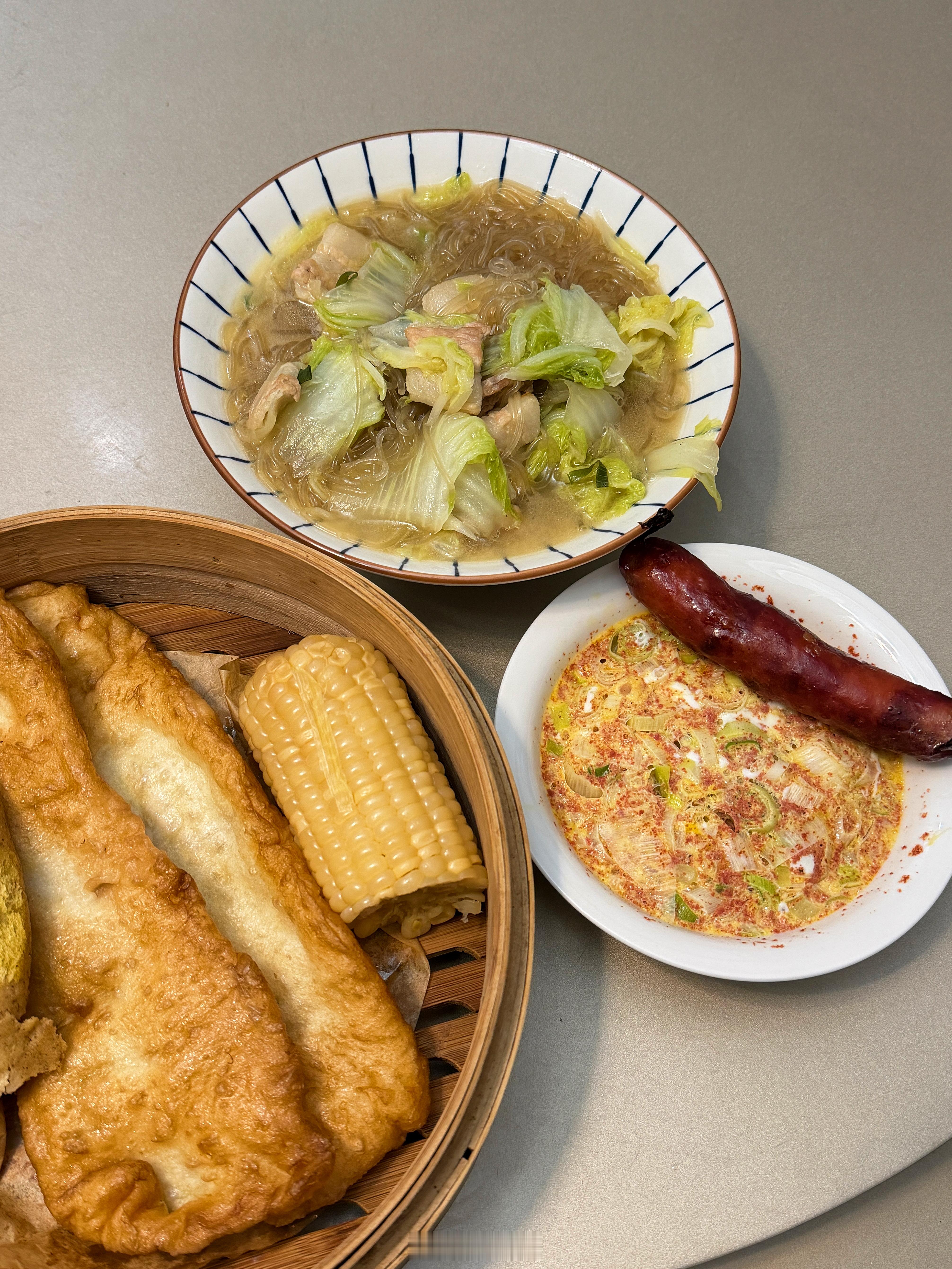 山东省饭，冬天限定版，白菜猪肉熬粉条，蒸虾酱，蒸香肠，配馒头最香，今天配炸面鱼