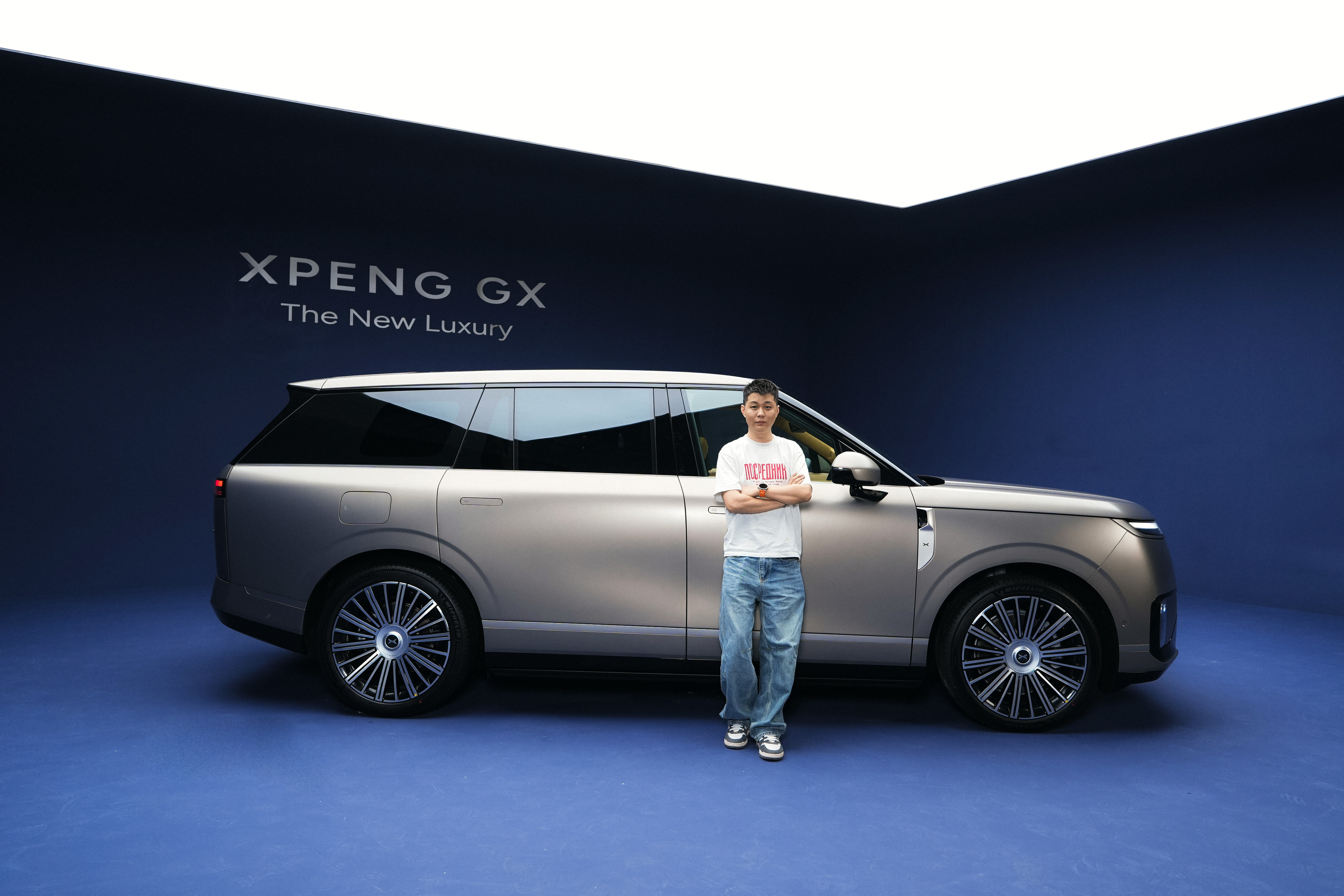 哥的气质站在小鹏GX旁边，像是小镇青年进了城一样不过有一说一，这个车侧面我是喜