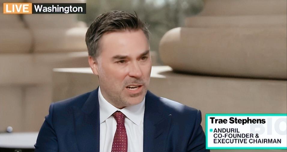 最近华盛顿一场闭门峰会现场直接上演“名场面”，手握百亿估值的国防科技大佬当着几百